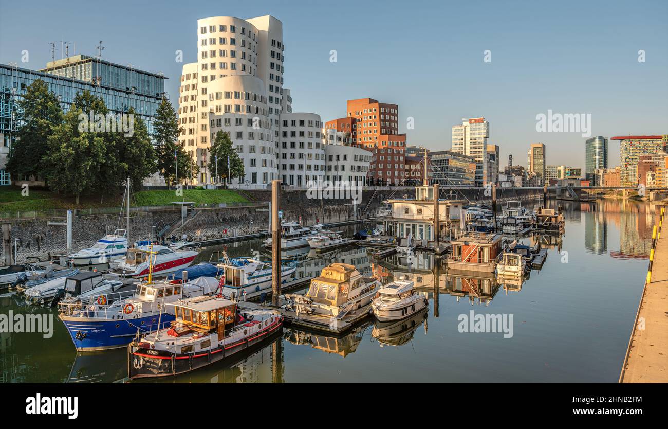Bateaux à Media Harbour Düsseldorf, NRW, Allemagne Banque D'Images