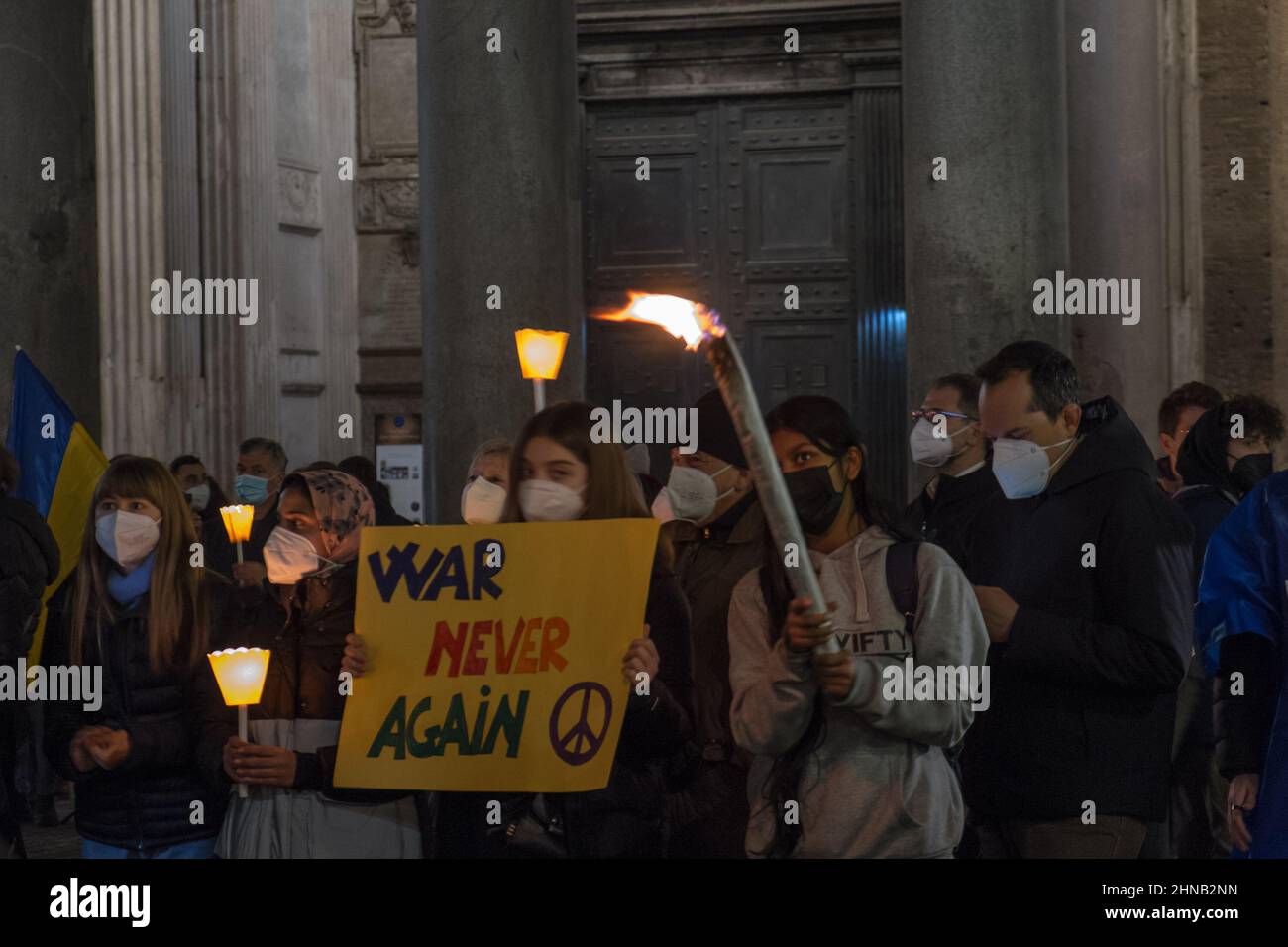Rome, Italie. 15th févr. 2022. 15/02/2022 Rome, procession de Torchlight contre la guerre en Ukraine organisée au Panthéon par la Communauté de Sant Egidio #nowar du mouvement de jeunesse de Sant'Egidio crédit: Agence de photo indépendante/Alamy Live News Banque D'Images