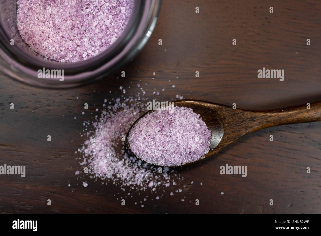 Épice en bois et planche à découper avec sel violet de grain de médium Banque D'Images