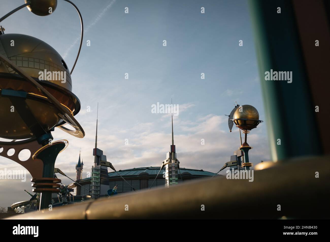 Horizon futuriste sur une scène urbaine abstraite avec des balles métalliques éliptiques et des mondes Banque D'Images