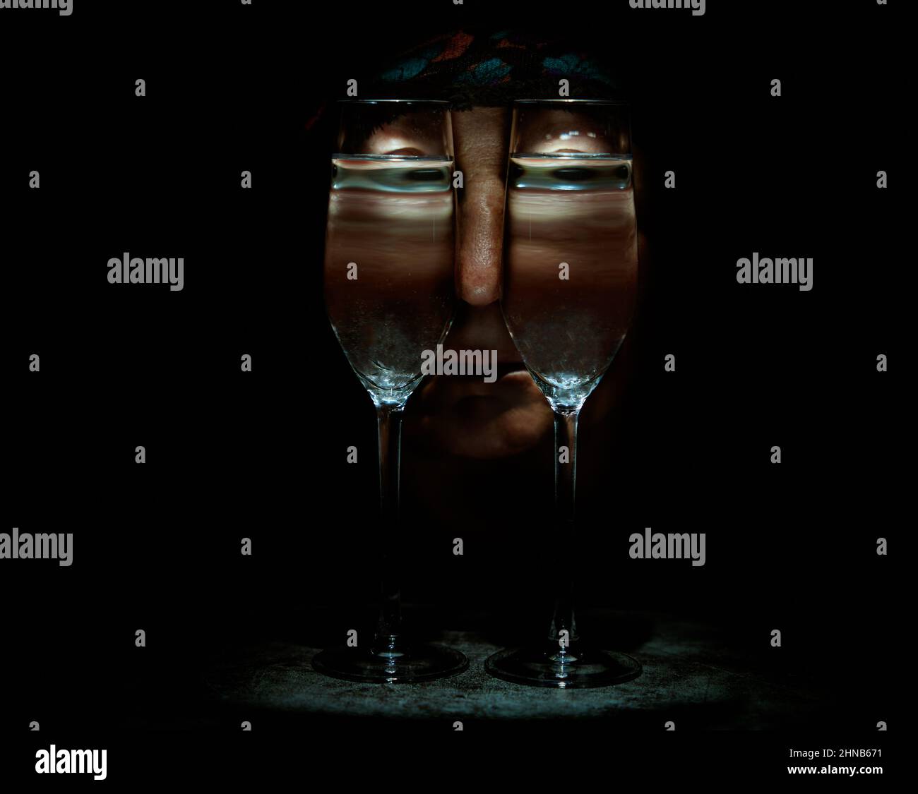 Illustration surréaliste dans le style de Salvador Dali avec les visages d'une femme regardant à travers des verres d'eau Banque D'Images
