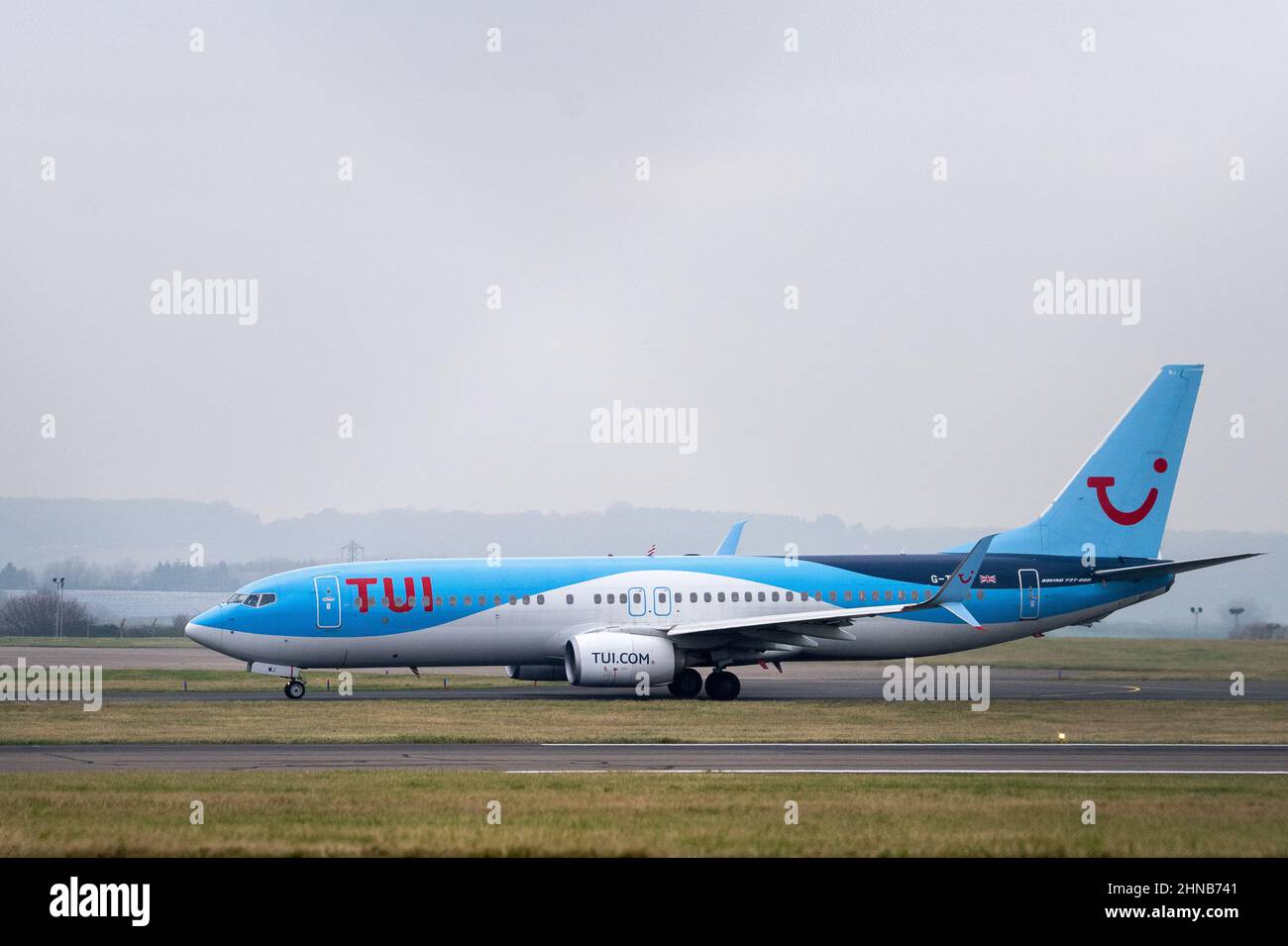 Un Boeing 737-8K5 TUI (G-TAWJ) à l'aéroport de Cardiff à Rhoose, au pays de Galles, au Royaume-Uni. Banque D'Images