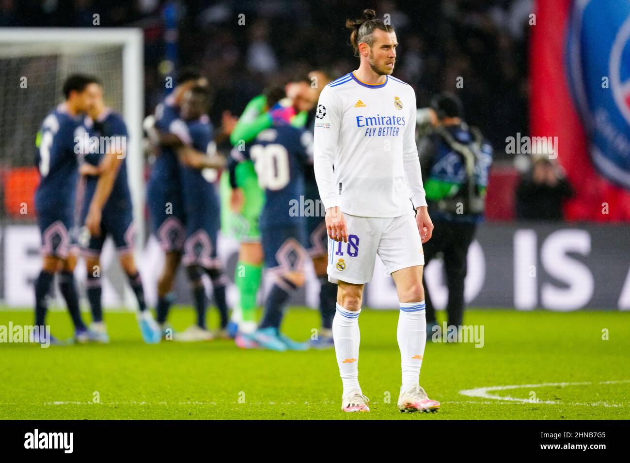 PARIS, FRANCE - FÉVRIER 15 : Gareth Bale du Real Madrid semble abattu avant  le Round of Sixteen Leg One - match de la Ligue des champions de l'UEFA  entre Paris Saint-Germain