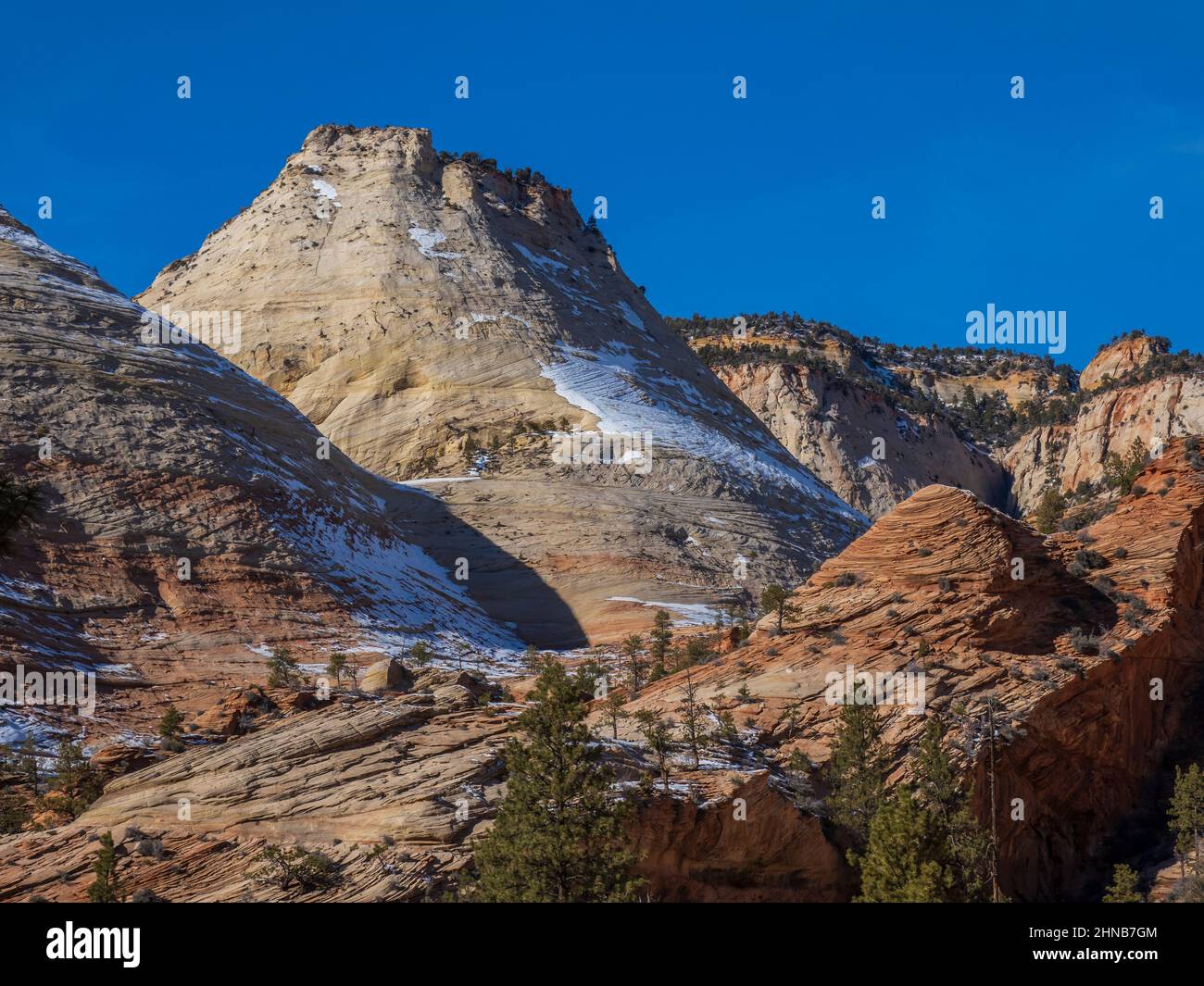 Falaises près de Checkerboard Mesa, route de jonction de Zion-Mount Carmel, en hiver, parc national de Zion, Utah. Banque D'Images