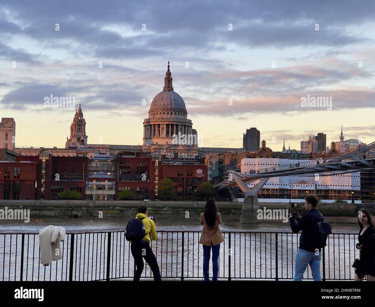 Cathédrale Saint-Paul et pont du millénaire depuis la cour avant du Tate Modern Museum à Londres Banque D'Images