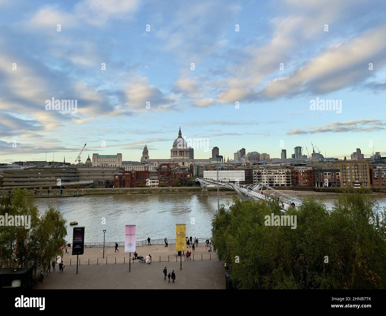 Cathédrale Saint-Paul et pont du millénaire depuis la cour avant du Tate Modern Museum à Londres Banque D'Images