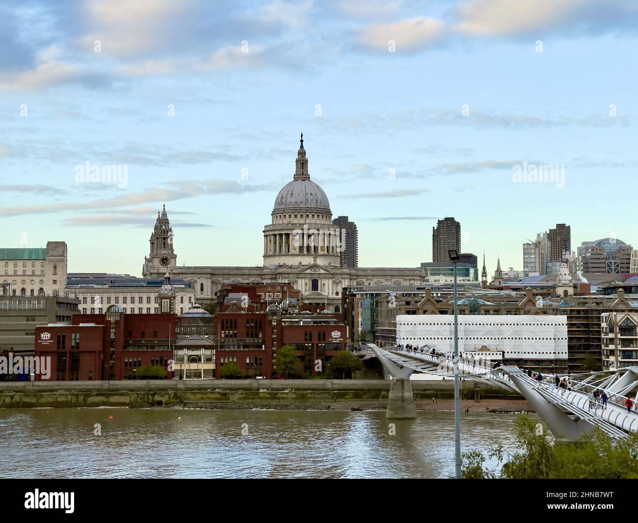 Cathédrale Saint-Paul et pont du millénaire depuis la cour avant du Tate Modern Museum à Londres Banque D'Images