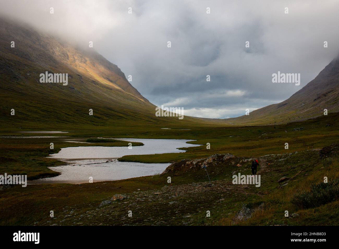 Lever du soleil dans la vallée de l'U par un jour de pluie, sentier de Kungsleden, Laponie suédoise Banque D'Images