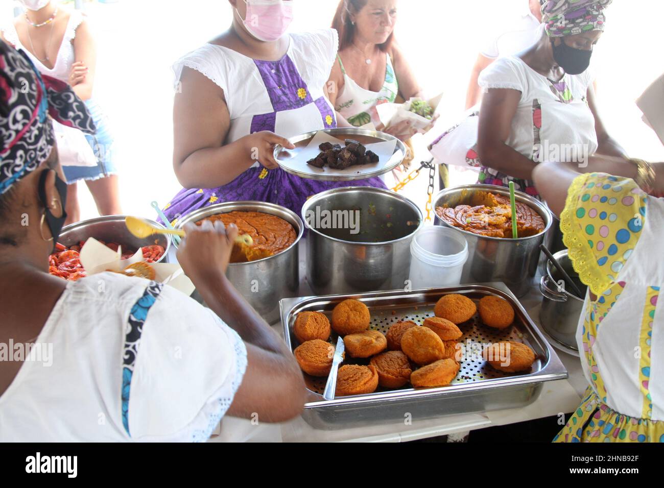 salvador, bahia, brésil - 6 février 2022 : baiana prépare acaraja à la vente aux clients de la ville de Salvador Banque D'Images