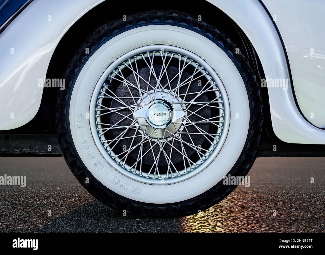 Roue à rayons chromés Jaguar antique avec détail emblématique de l'écrou central Banque D'Images