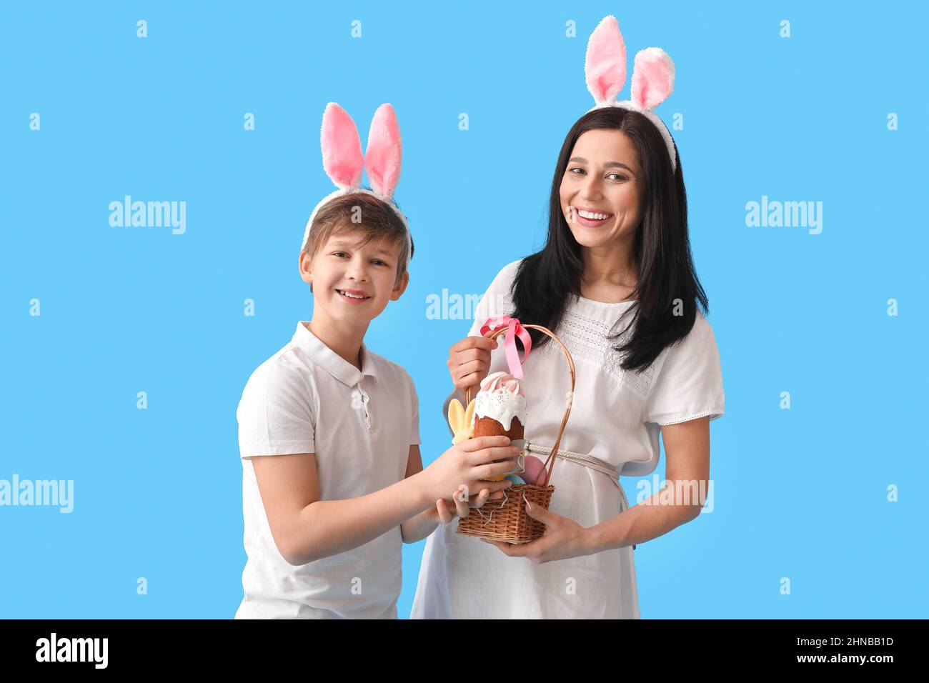 Petit Garcon Sa Mere Avec Gateau De Paques Lapin Et œufs Sur Fond Bleu Photo Stock Alamy