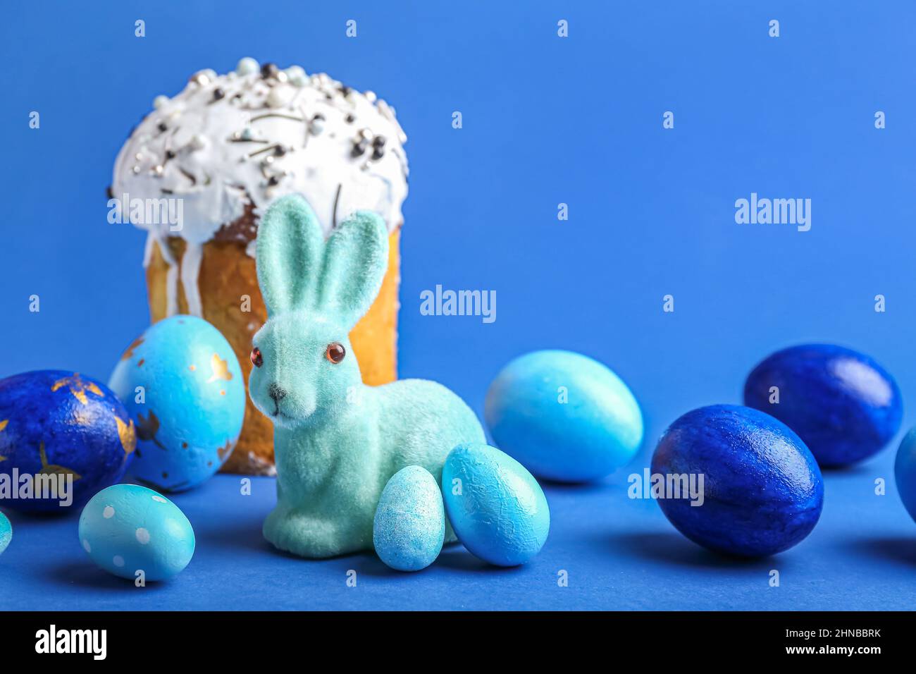 Mignon Lapin De Paques œufs Peints Et Gateau Sur Fond Bleu Photo Stock Alamy