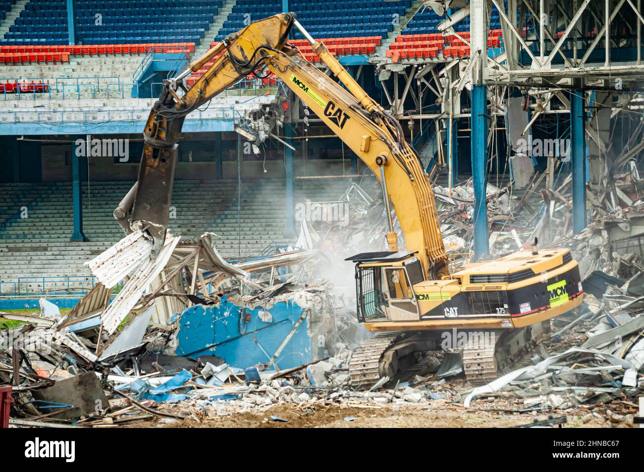 Une pelle hydraulique jaune démolissant le stade Detroit Tiger Banque D'Images