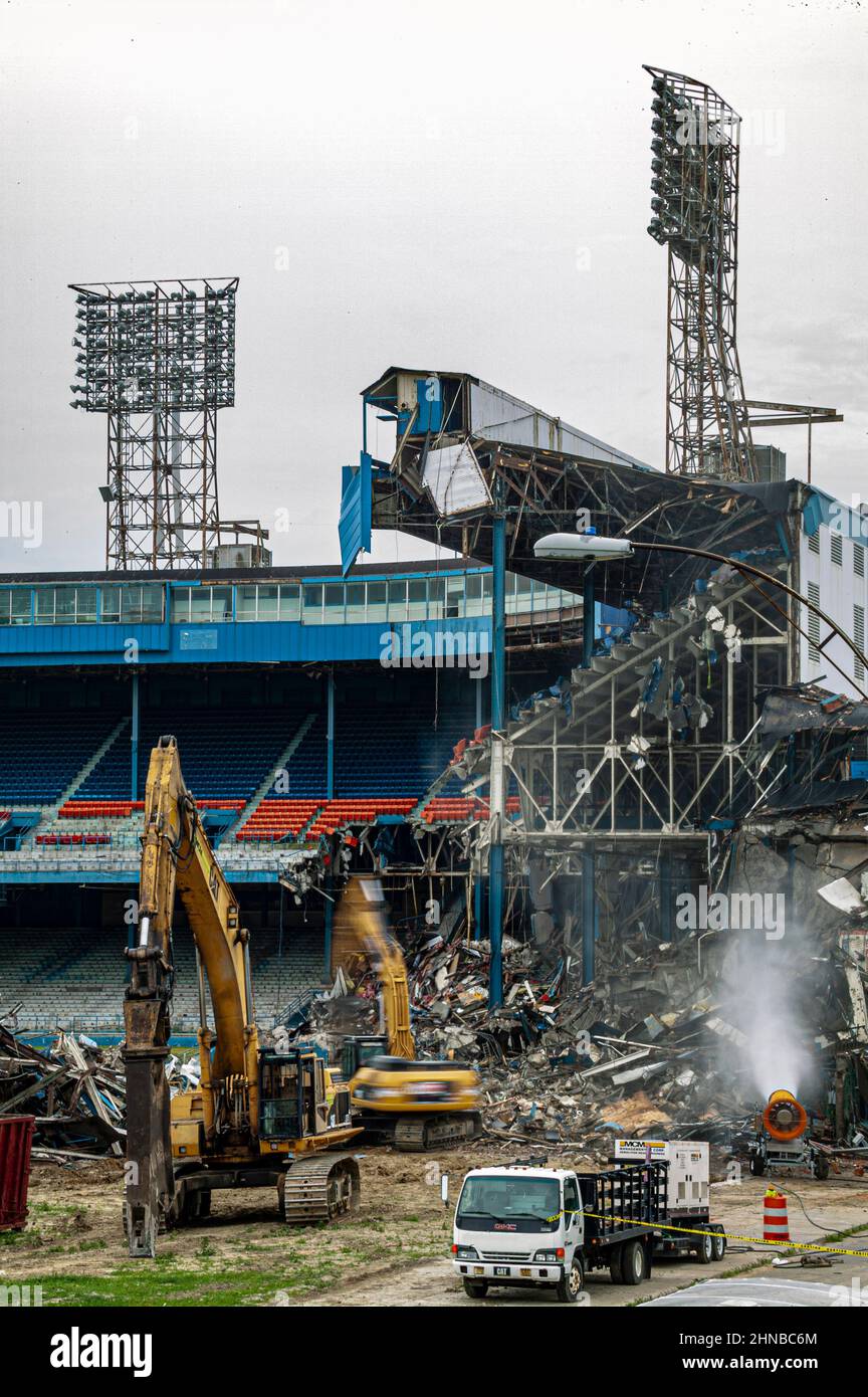 Une pelle hydraulique jaune démolissant le stade Detroit Tiger Banque D'Images