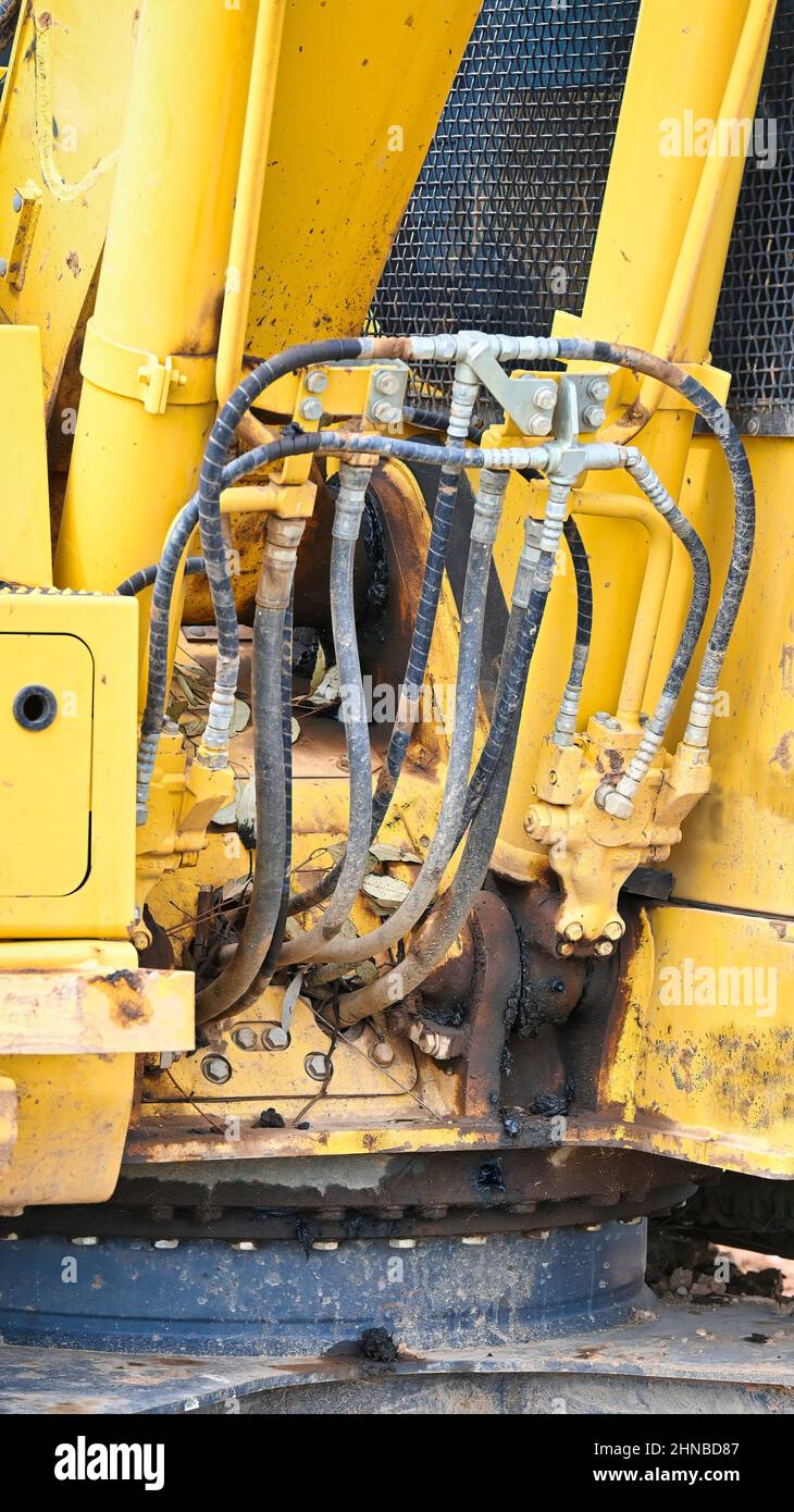 Gros plan des flexibles hydrauliques sur une grande pelle hydraulique jaune Banque D'Images