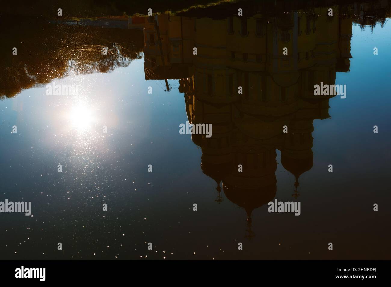 Église et reflet du soleil dans l'eau . Cathédrale et crépuscule Banque D'Images
