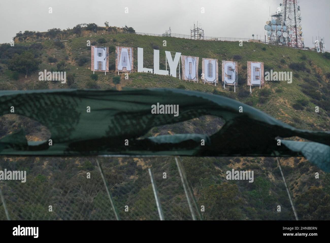 Los Angeles, Californie, États-Unis. 15th févr. 2022. Les travailleurs continuent de transformer le panneau Hollywood en « Rams House » à Los Angeles le mardi 15 février 2022. La Chambre de commerce d'Hollywood et le Hollywood Sign Trust ont permis de faire le changement pour célébrer le championnat Super Bowl de Los Angeles Rams. L'affiche modifiée devrait rester en place jusqu'à mercredi. (Image de crédit : © Ringo Chiu/ZUMA Press Wire) Banque D'Images