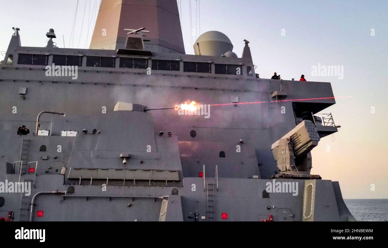 OCÉAN PACIFIQUE (fév 8, 2022) le navire de quai de transport amphibie USS John P. Murtha (LPD 26) tire sur le porte-canon MK-46 de la foc’sle du navire lors d’un exercice d’incendie en direct, février 8. John P. Murtha mène actuellement des opérations de routine dans la flotte américaine 3rd. (É.-U. Photo de la Marine par Maître en chef principal Gilbert Silvabecerra) Banque D'Images