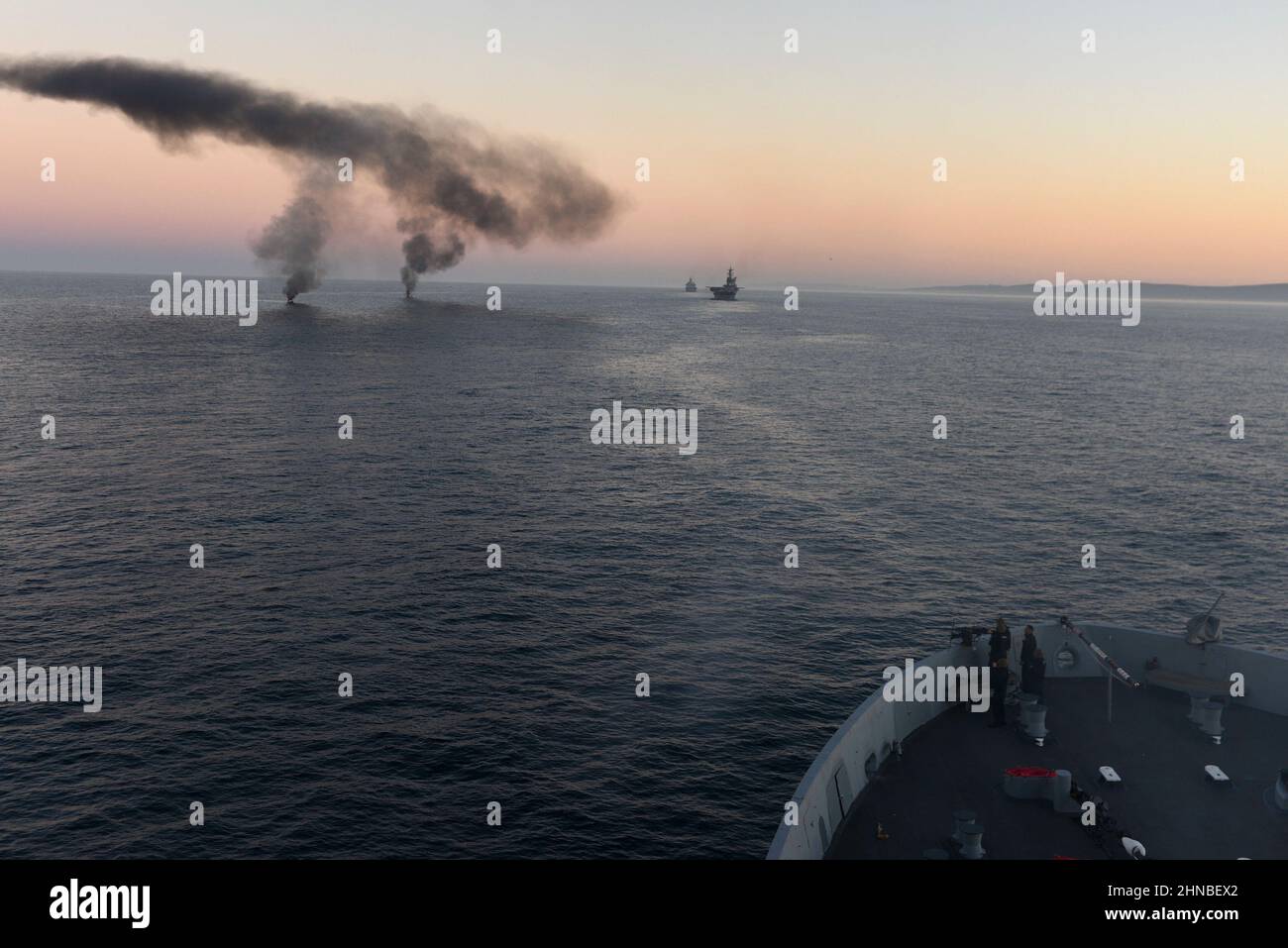 OCÉAN PACIFIQUE (fév 8, 2022) navire de quai de transport amphibie USS John P. Murtha (LPD 26) en bas à droite, navire d'assaut amphibie USS Makin Island (LHD 8), deuxième à partir de la droite, et navire de quai de transport amphibie USS Anchorage (LPD 23), vapeur en formation devant un engin d'entraînement de cible sans pilote pendant un exercice d'incendie en direct, février 8. John P. Murtha mène actuellement des opérations de routine dans la flotte américaine 3rd. (É.-U. Photo marine par Curtis D. Spencer, spécialiste des communications de masse, classe 2nd) Banque D'Images