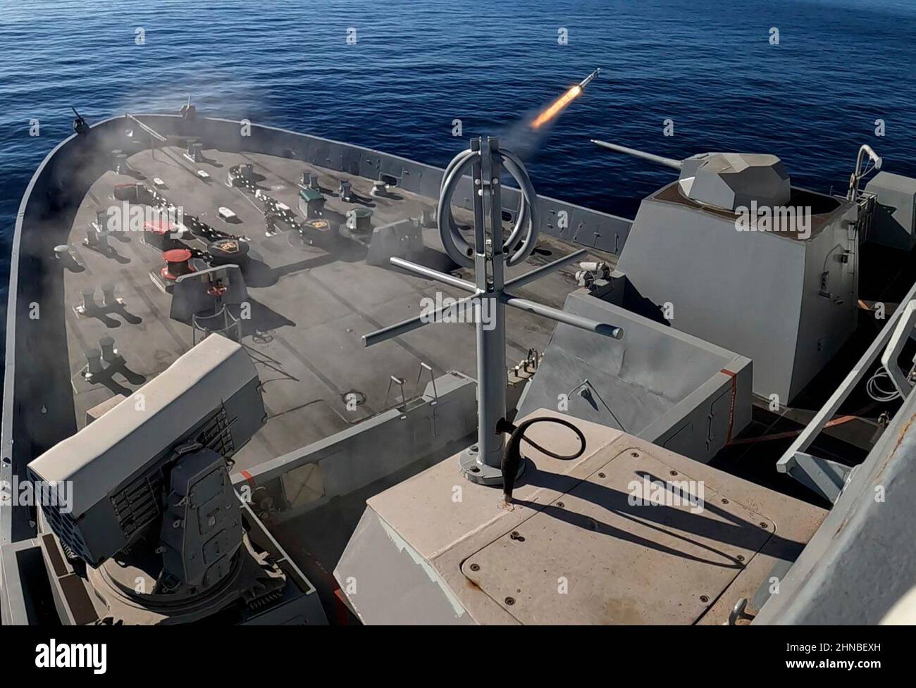 OCÉAN PACIFIQUE (fév 11, 2022) le navire de quai de transport amphibie USS John P. Murtha (LPD 26) lance un missile de cellule roulant (RAM) lors d'un exercice de tir en direct, février 11. John P. Murtha mène actuellement des opérations de routine dans la flotte américaine 3rd. (É.-U. Photo marine par Curtis D. Spencer, spécialiste des communications de masse, classe 2nd) Banque D'Images
