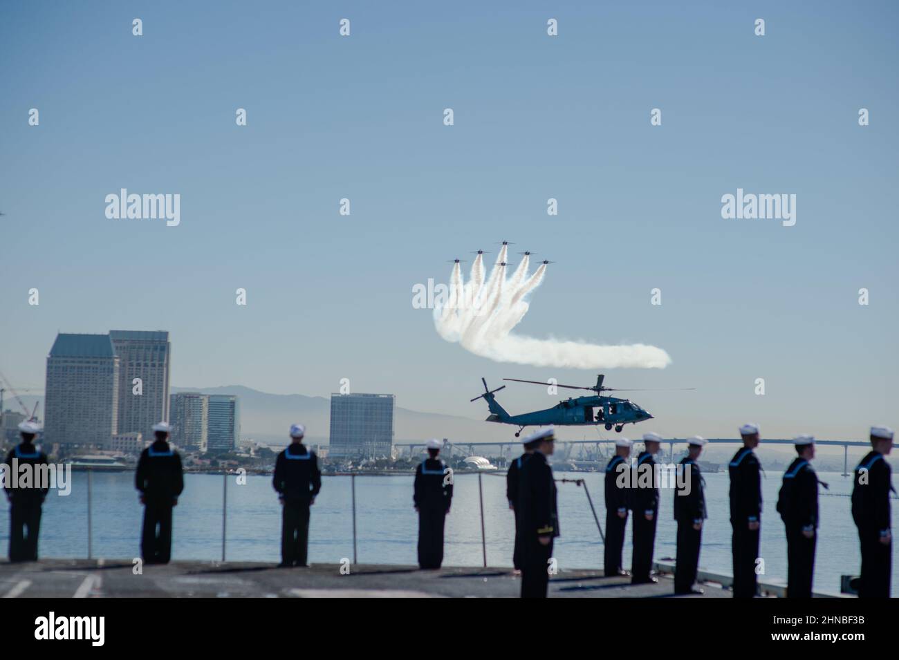 220214-N-TY704-1745 SAN DIEGO (FÉV 14, 2022) l'équipe de démonstration de vol de la Marine des Blue Angels et un MH-60R, affectés au « corpions » de l'escadron de frappe maritime des hélicoptères (HSM) 49, survolent le porte-avions USS Carl Vinson (CVN 70) de la classe Nimitz lorsqu'il arrive à son homeport de San Diego, en Californie, le 14 février 2022. Le Carl Vinson Carrier Strike Group est retourné à San Diego après un déploiement de huit mois aux États-Unis de 3rd et 7th flottes afin de soutenir la stabilité régionale et une région libre et ouverte Indo-Pacifique. (É.-U. Photo de la marine par le spécialiste des communications de masse 3rd classe Emily Claire Bennett) Banque D'Images