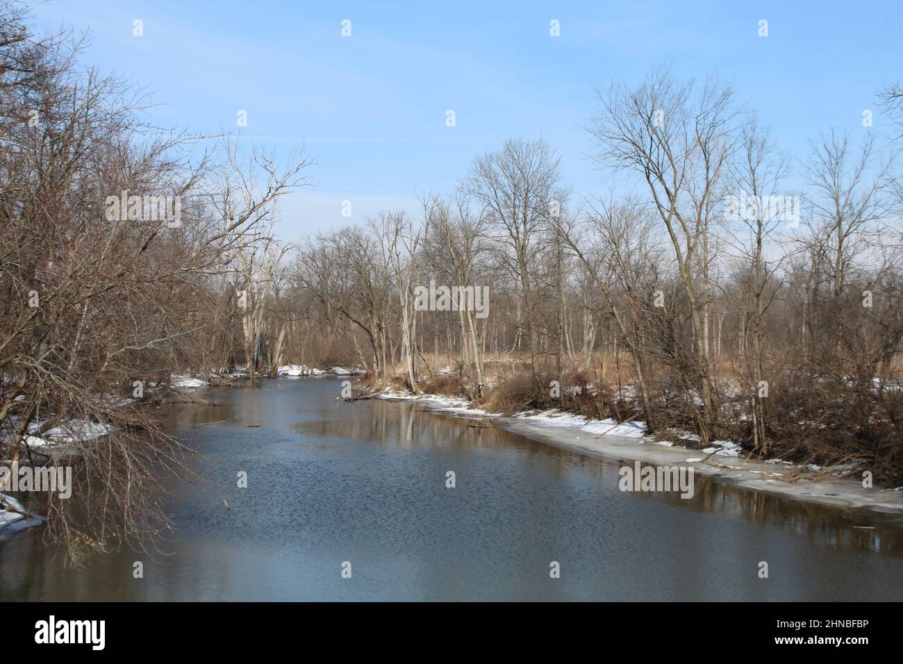 Branche nord de la rivière Chicago avec de la neige sur les berges de Blue Star Memorial Woods à Glenview, Illinois Banque D'Images