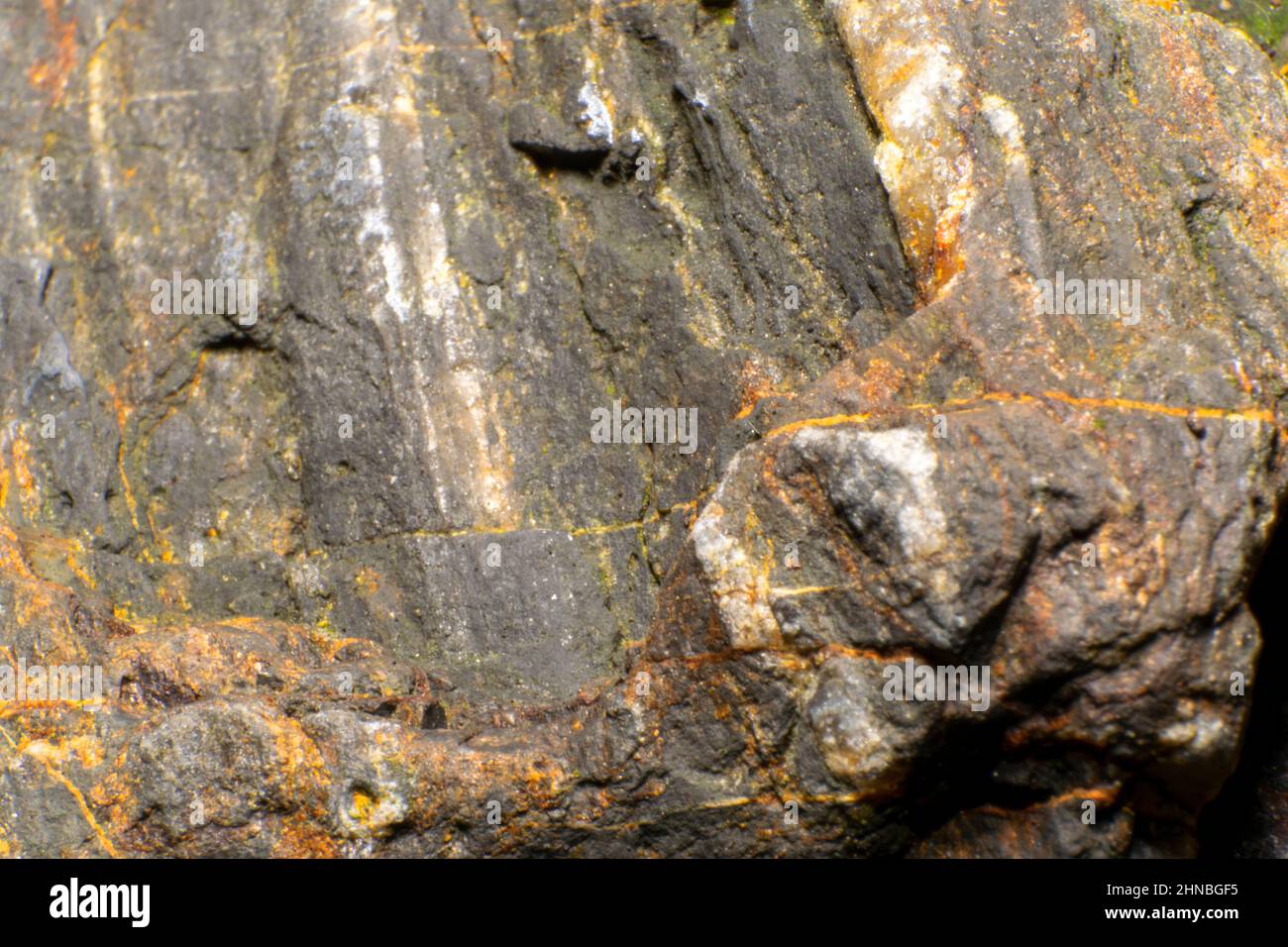 Textures de roche et couches minérales, sédiments, couleurs de pierres. Formes et couleurs minérales. Gros plan sur le motif de pierre ou de roche. Banque D'Images