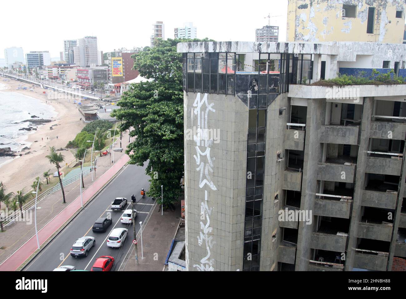 salvador, bahia, brésil - 11 février 2022 : ruines d'un bâtiment abandonné où l'hôtel Samarino était dans la ville de Salvador. Banque D'Images