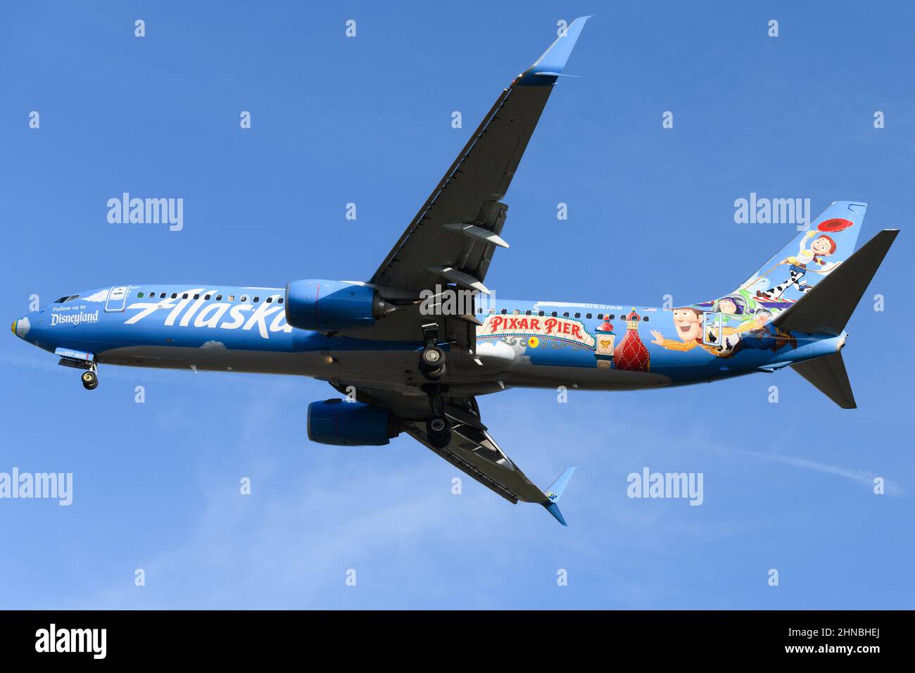 SeaTac, WA, États-Unis - 11 février 2022 ; Alaska Airlines Boeing 737 800 débarquant à Friendship et au-delà à Disneyland Resort - Pixar Pier peinture spéciale l Banque D'Images
