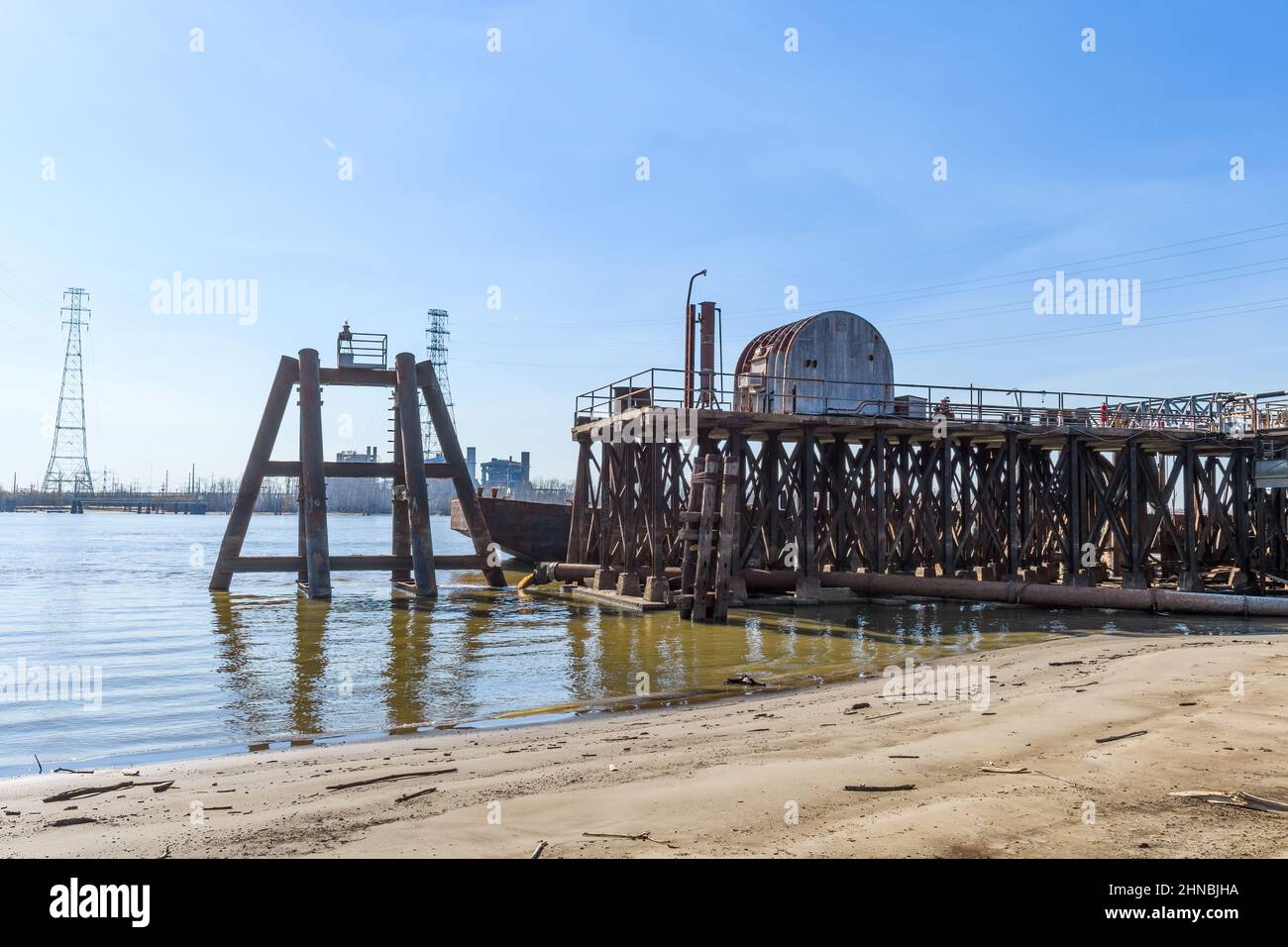 LA NOUVELLE-ORLÉANS, LA, États-Unis - 9 FÉVRIER 2022 : paysage industriel montrant la structure de drainage de l'éperon de la Nouvelle-Orléans et de l'Office des eaux sur le fleuve Mississippi Banque D'Images