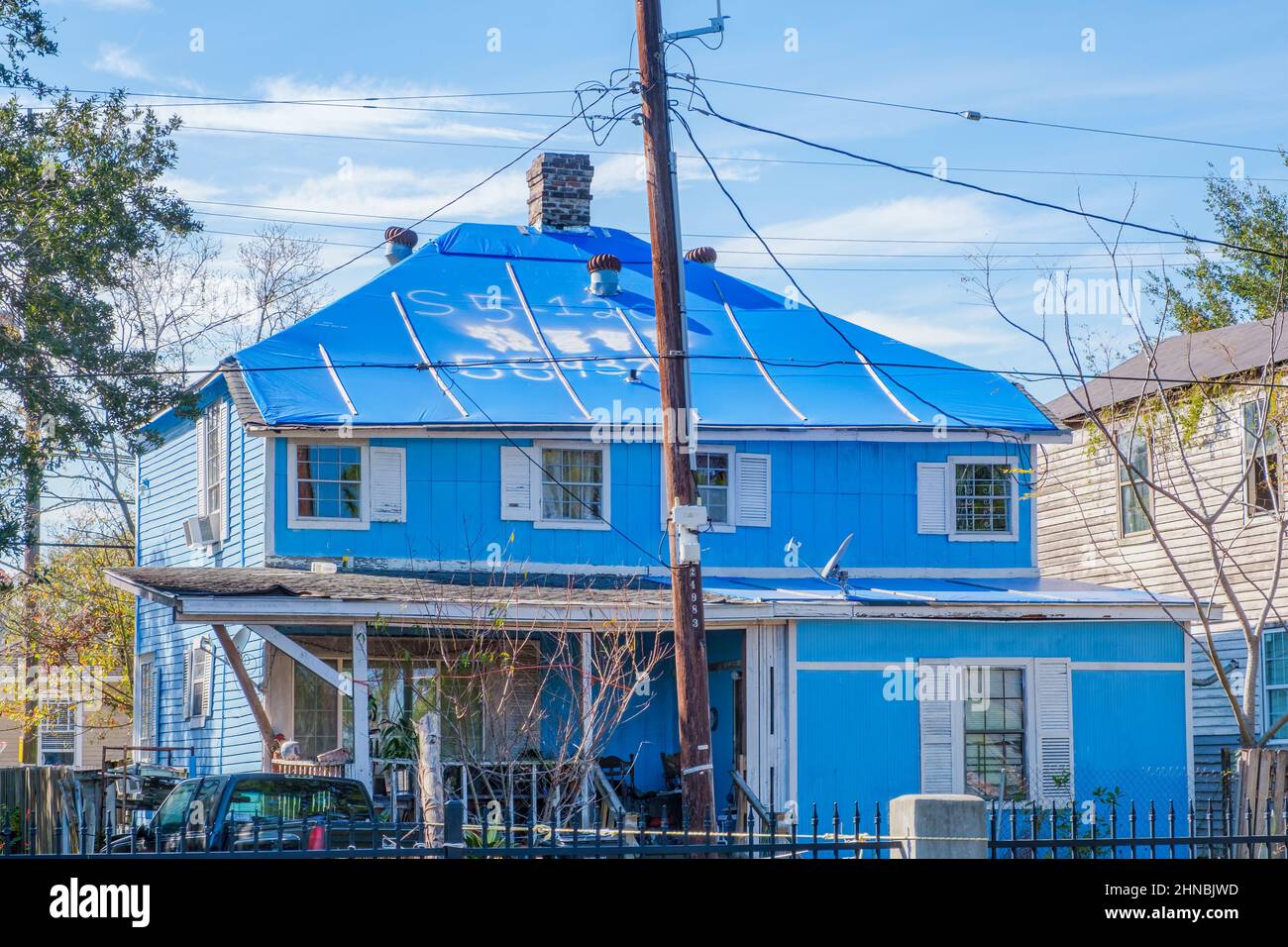 LA NOUVELLE-ORLÉANS, LA, Etats-Unis - 12 FÉVRIER 2022 : maison bleue avec toit endommagé par le vent recouvert de bâche bleue Banque D'Images