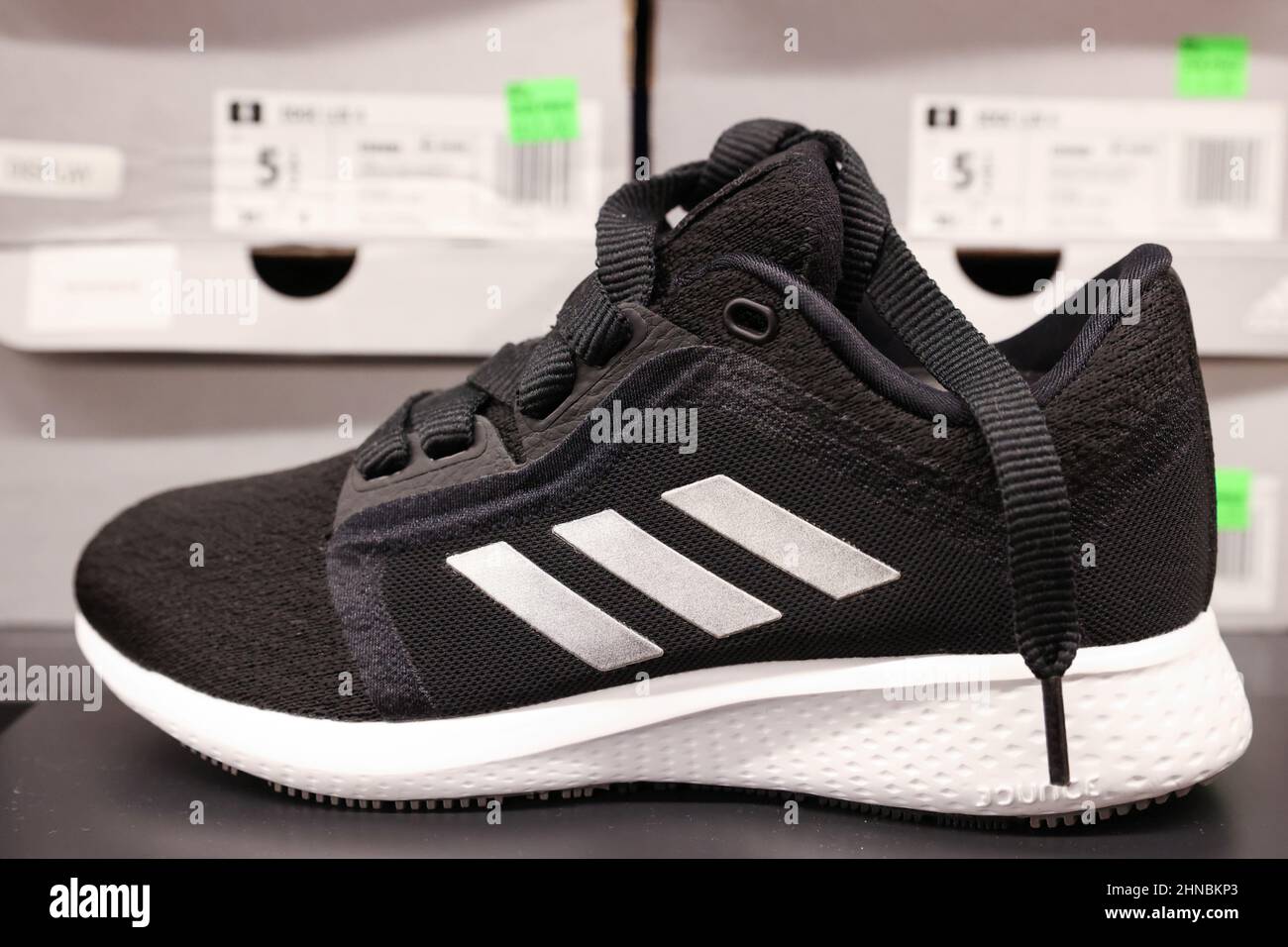 Une chaussure Adidas est vue dans un magasin de Woodbury Common Premium  Outlets à Central Valley, New York, États-Unis, le 15 février 2022.  REUTERS/Andrew Kelly Photo Stock - Alamy