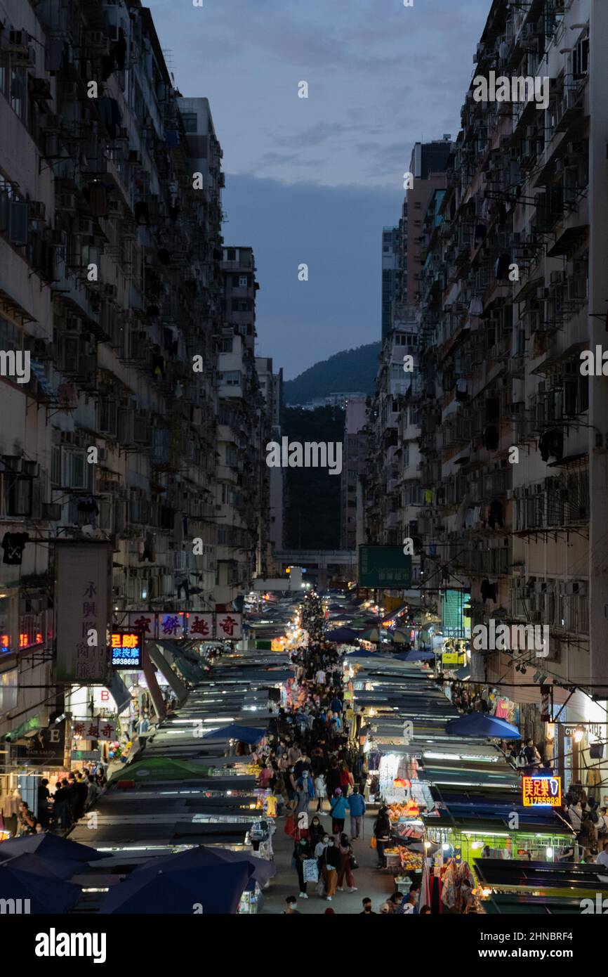 Vue sur la rue Fa Yuen à Hong Kong depuis le haut avec les stands ouverts la nuit Banque D'Images