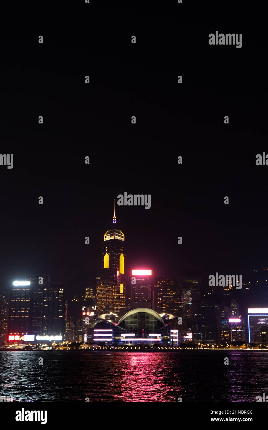 Vue sur le paysage urbain de Hong Kong dans le port de Victoria la nuit Banque D'Images