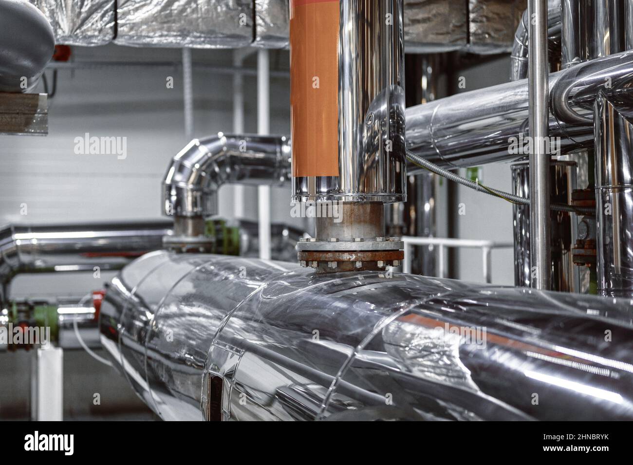 Réservoir cylindrique et système de tuyauterie à l'usine de production Banque D'Images