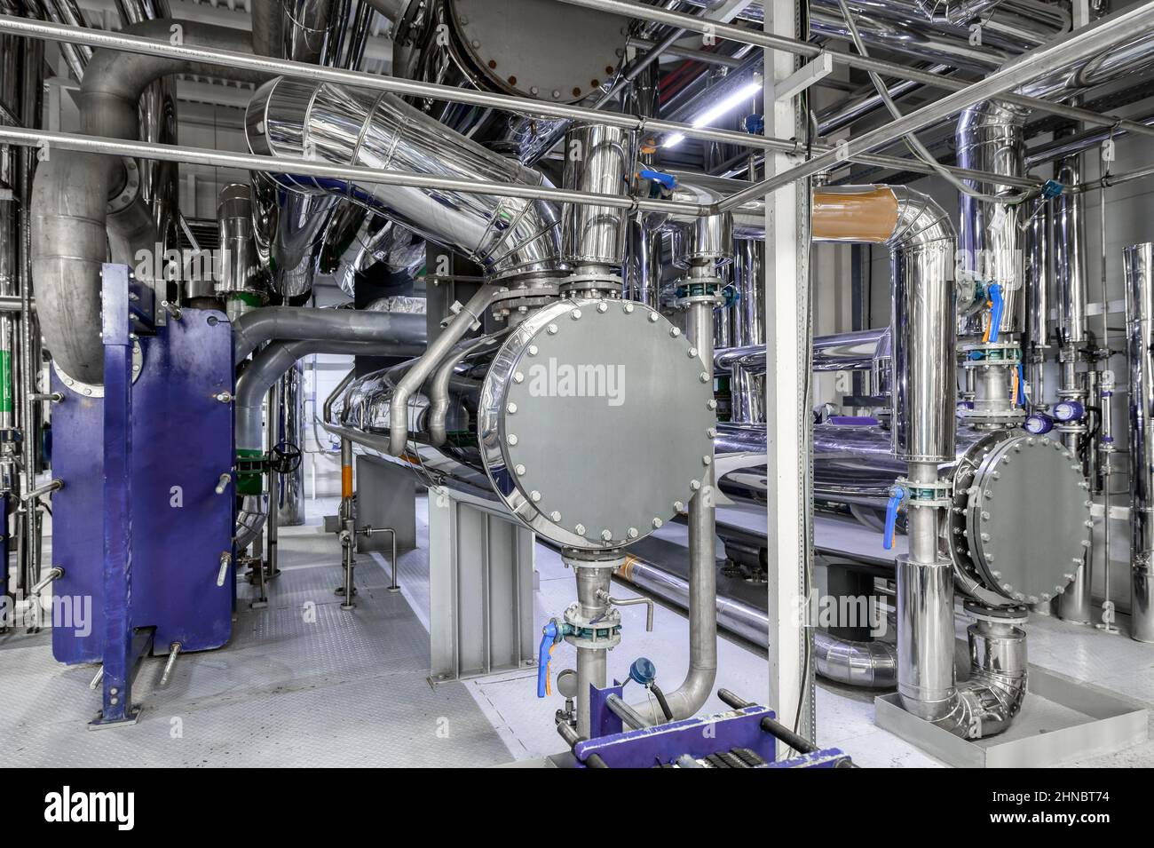 Réservoir cylindrique et système de tuyauterie à l'usine de production Banque D'Images