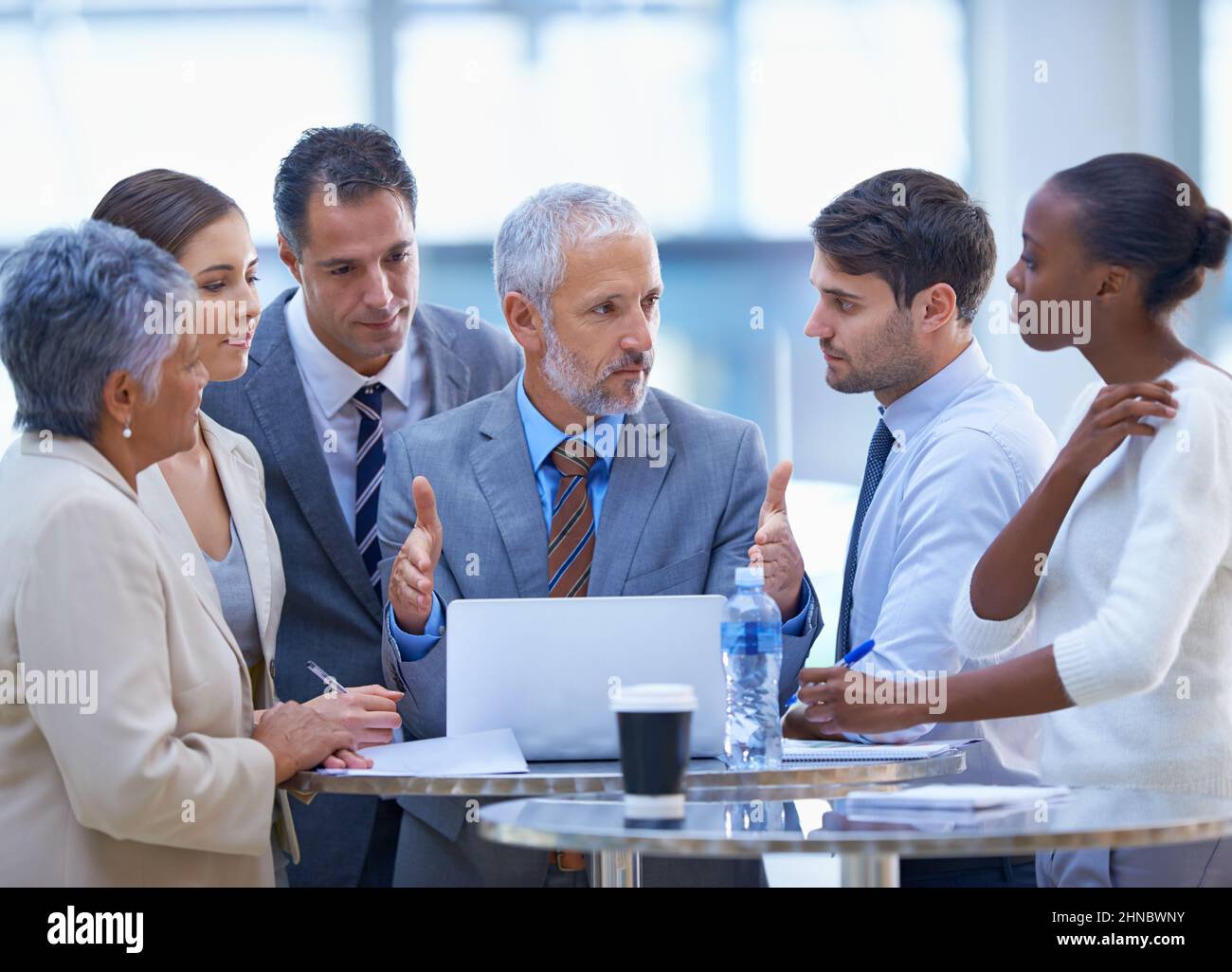 Comme d'habitude. Un court cliché d'un groupe d'hommes d'affaires ayant une discussion lors d'une réunion. Banque D'Images