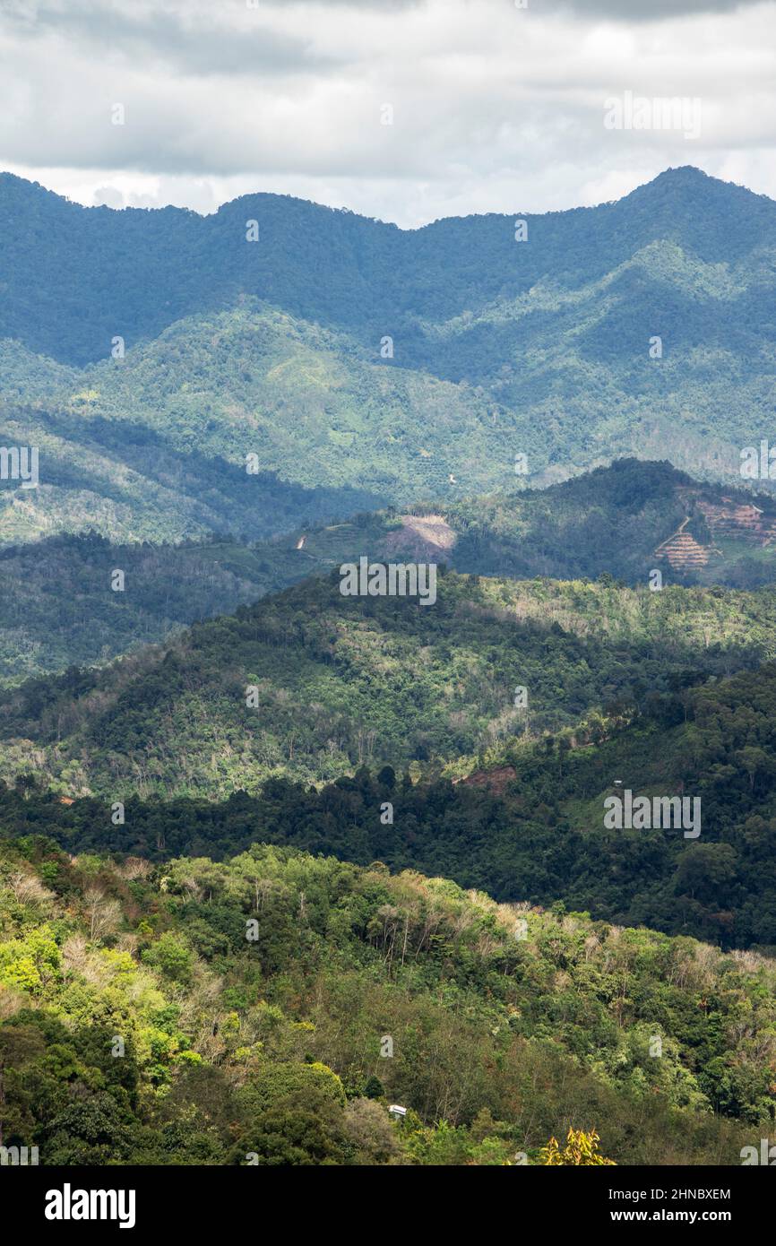 Paysage de la route 22 Jalan Tamparuli-Ranau, Tamparuli Tuaran Sabah Borneo Malaisie à l'ombre du Mont Kinabalu Banque D'Images