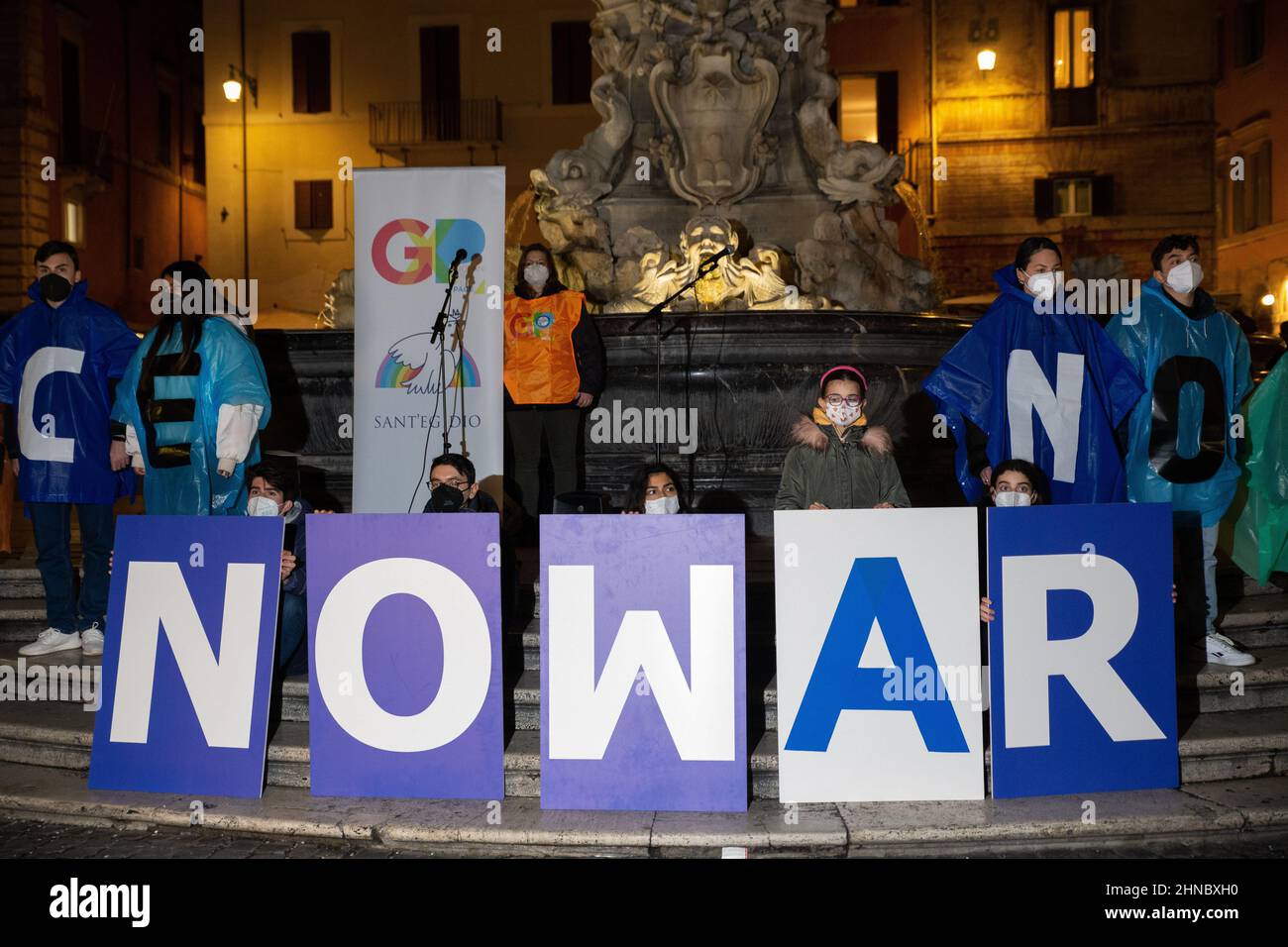 Rome, Italie. 15th févr. 2022. FLASHMOB ''#nowar'' avec une procession aux flambeaux devant le Panthéon de Rome pour la paix en Ukraine (Credit image: © Matteo Nardone/Pacific Press via ZUMA Press Wire) Banque D'Images