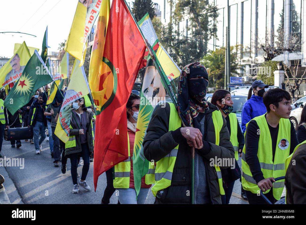 Athènes, Grèce. 15th févr. 2022. Les militants kurdes marchent au centre de la capitale grecque, qui détient des drapeaux kurdes. Des dizaines d'activistes kurdes ont organisé une marche de protestation de 42 kilomètres entre le village historique de Marathon à Attica et l'ambassade de Turquie à Athènes, en branlant des drapeaux et en criant des slogans tels que ''Freedom for Ocalan''. Le 15 février 1999 : la Turquie, avec l'aide des États-Unis, a pris le dirigeant révolutionnaire kurde, Abdullah Ã-calan, en captivité au Kenya. Ã-calan était en route de l'ambassade grecque à l'aéroport et est resté emprisonné depuis. (Credit image: © Dimitris Aspiotis/Pacif Banque D'Images