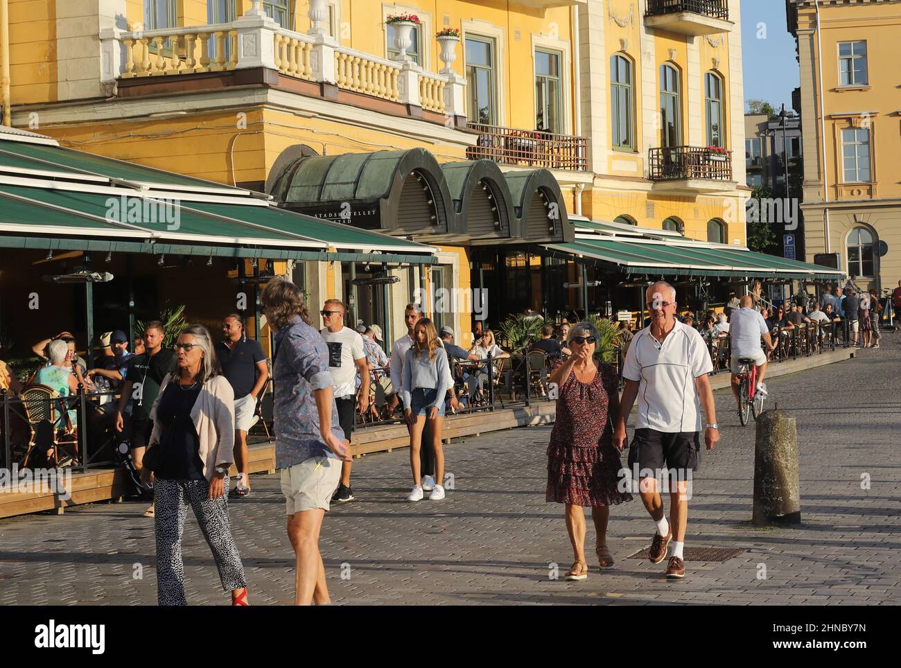 Karlstad, Suède - 16 juillet 2021 : vie de rue pendant l'été à l'extérieur de l'hôtel et du restaurant Stadshotellet. Banque D'Images