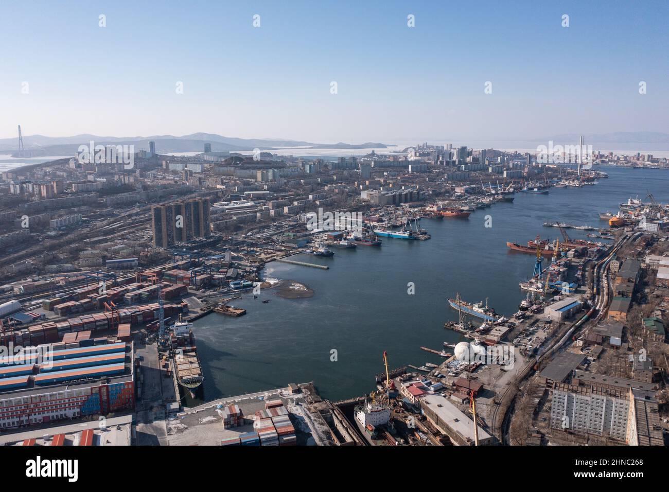 Vladivostok, Russie - 5 février 2022 : la vue depuis le sommet de la baie, les maisons et les rues de la ville. Banque D'Images