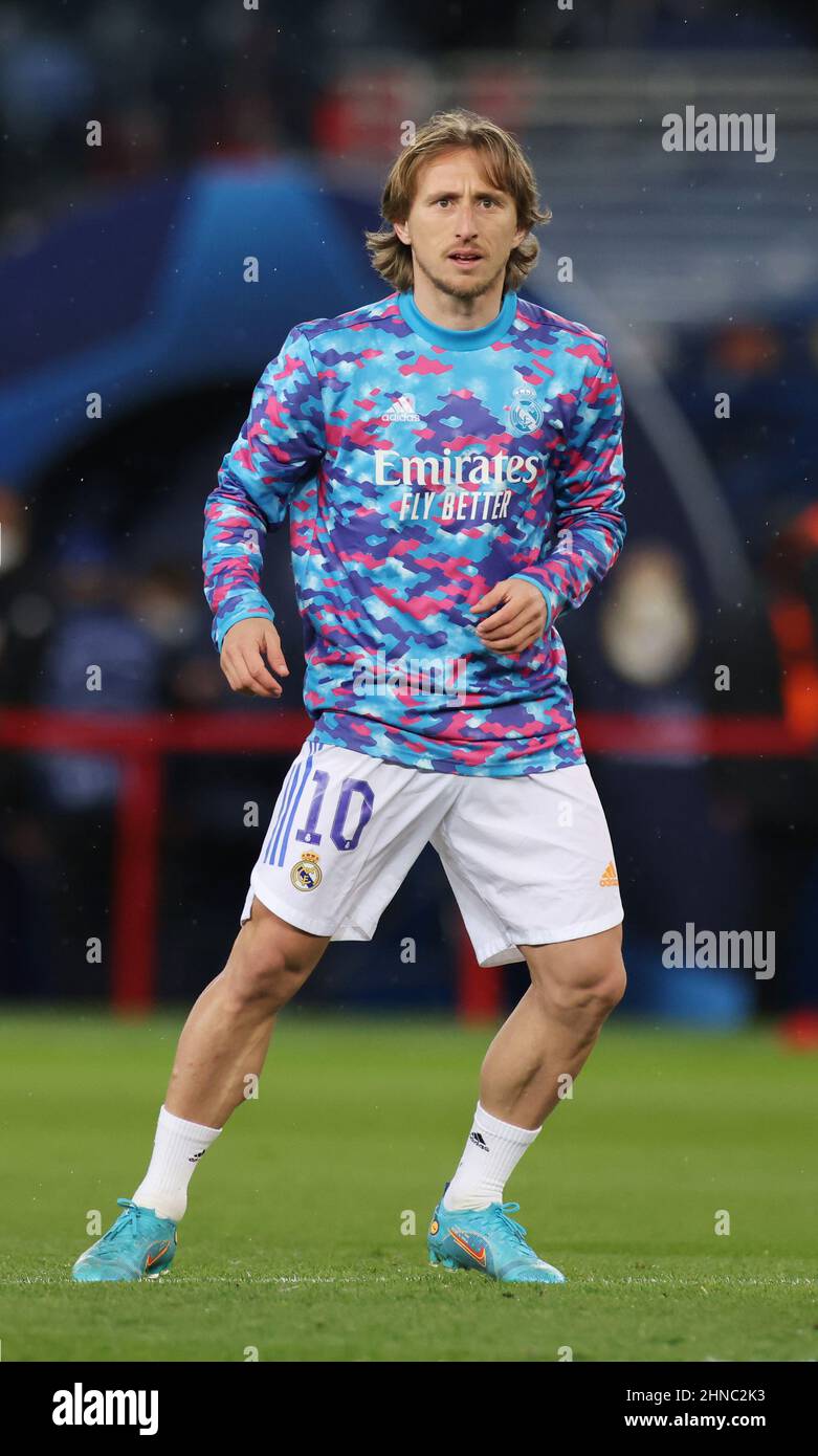 Paris, France. 15th févr. 2022. Luka Modric, du Real Madrid, se réchauffe  avant le tour de la Ligue des champions de l'UEFA de 16 première étape du  match entre Paris Saint-Germain et