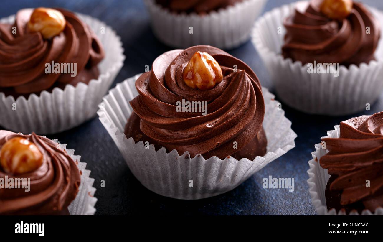 Meringue, gâteaux au chocolat pavlova avec crème et noix. Banque D'Images