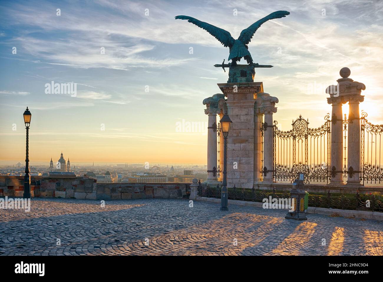 Aigle hongrois avec épée (Turul) monument sur la colline du château Banque D'Images