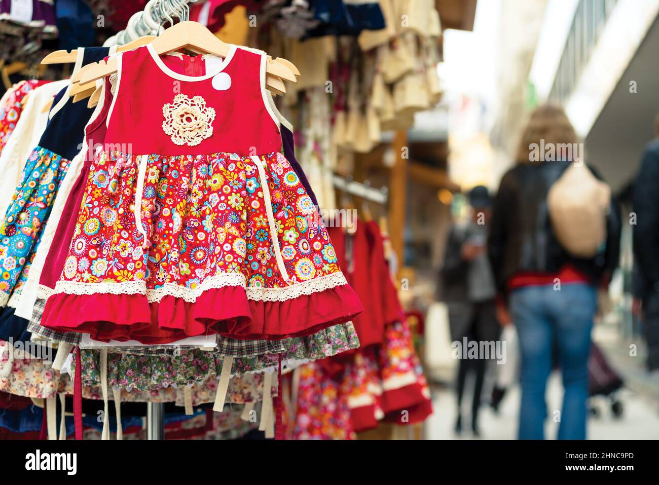 Robe enfant style folk dans un magasin de rue Banque D'Images