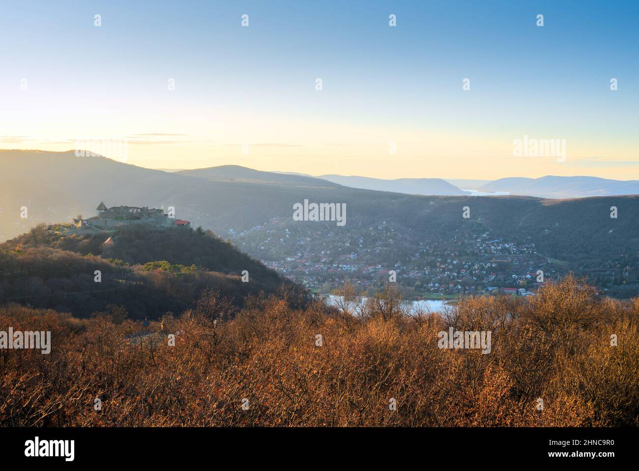 Paysage de montagne avec le château de Visegrád, Hongrie Banque D'Images