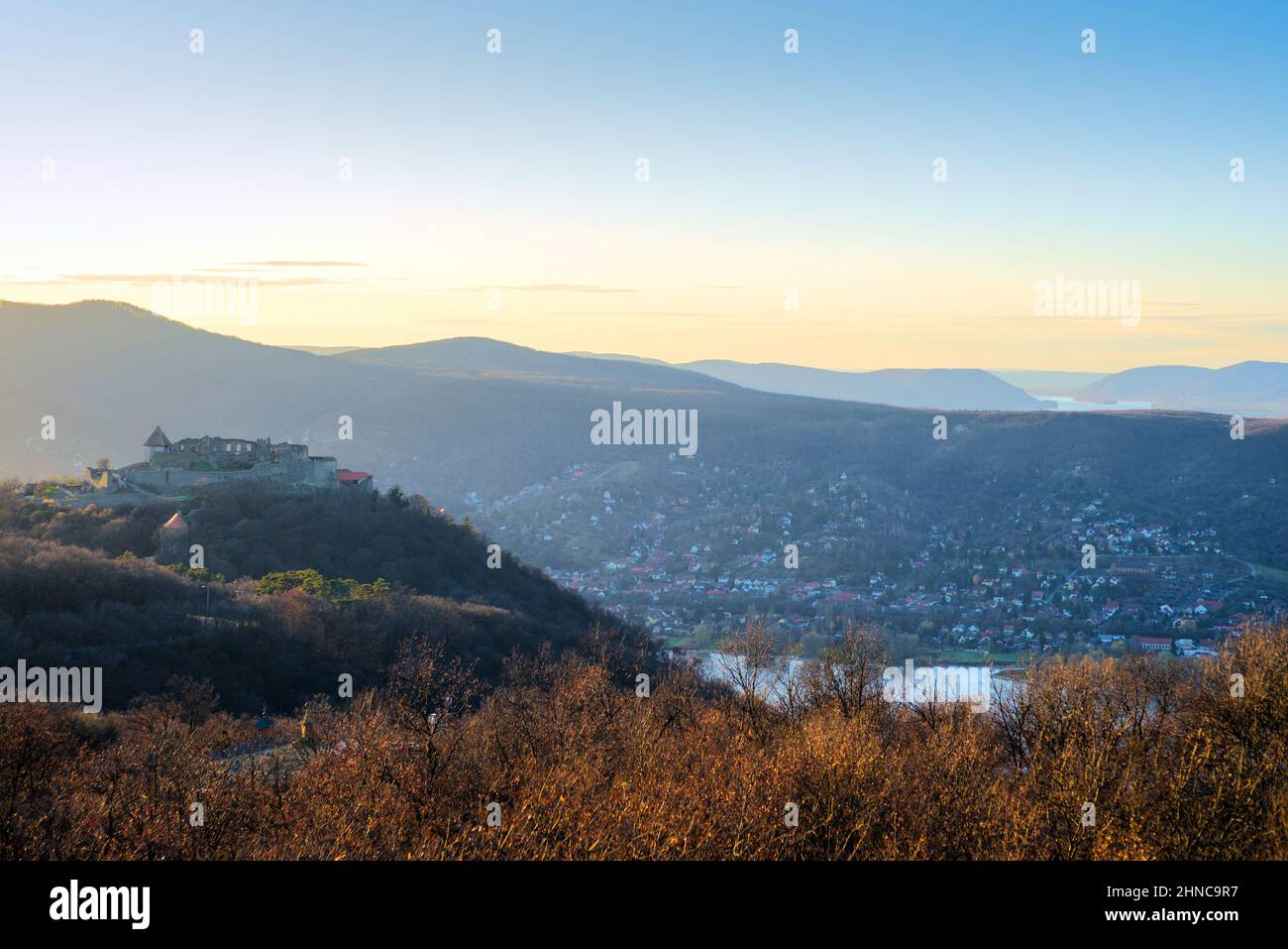 Paysage de montagne avec le château de Visegrád, Hongrie Banque D'Images