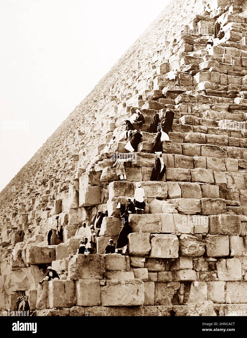 Escalade de la Grande Pyramide, Égypte, période victorienne Banque D'Images