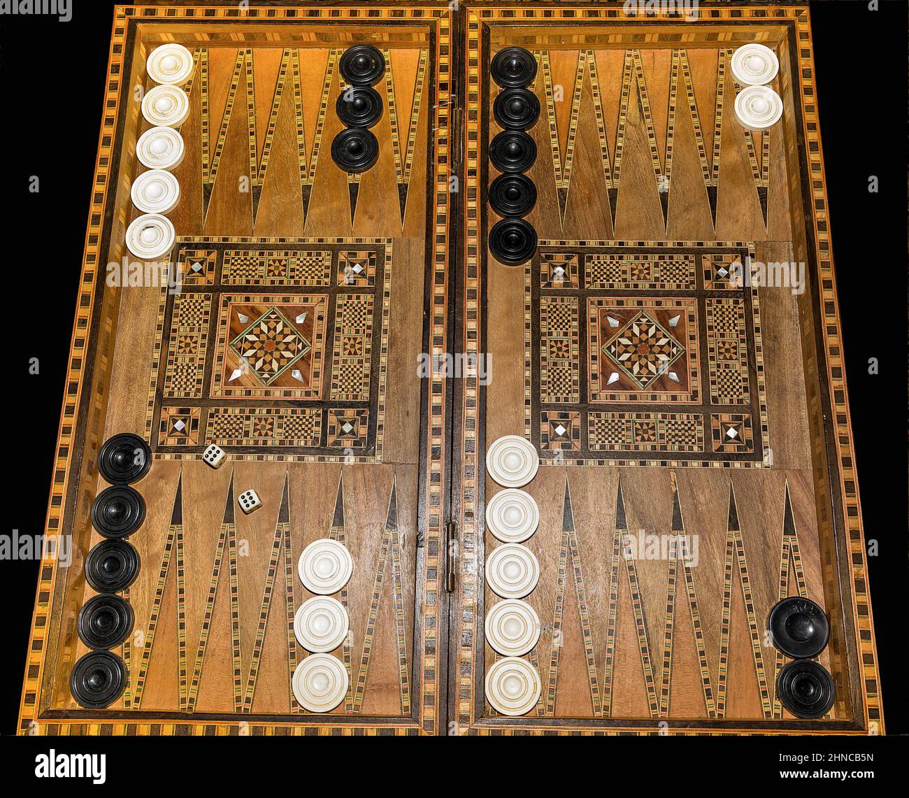 plateau de backgammon avec dés. plat. Image de stock. Banque D'Images